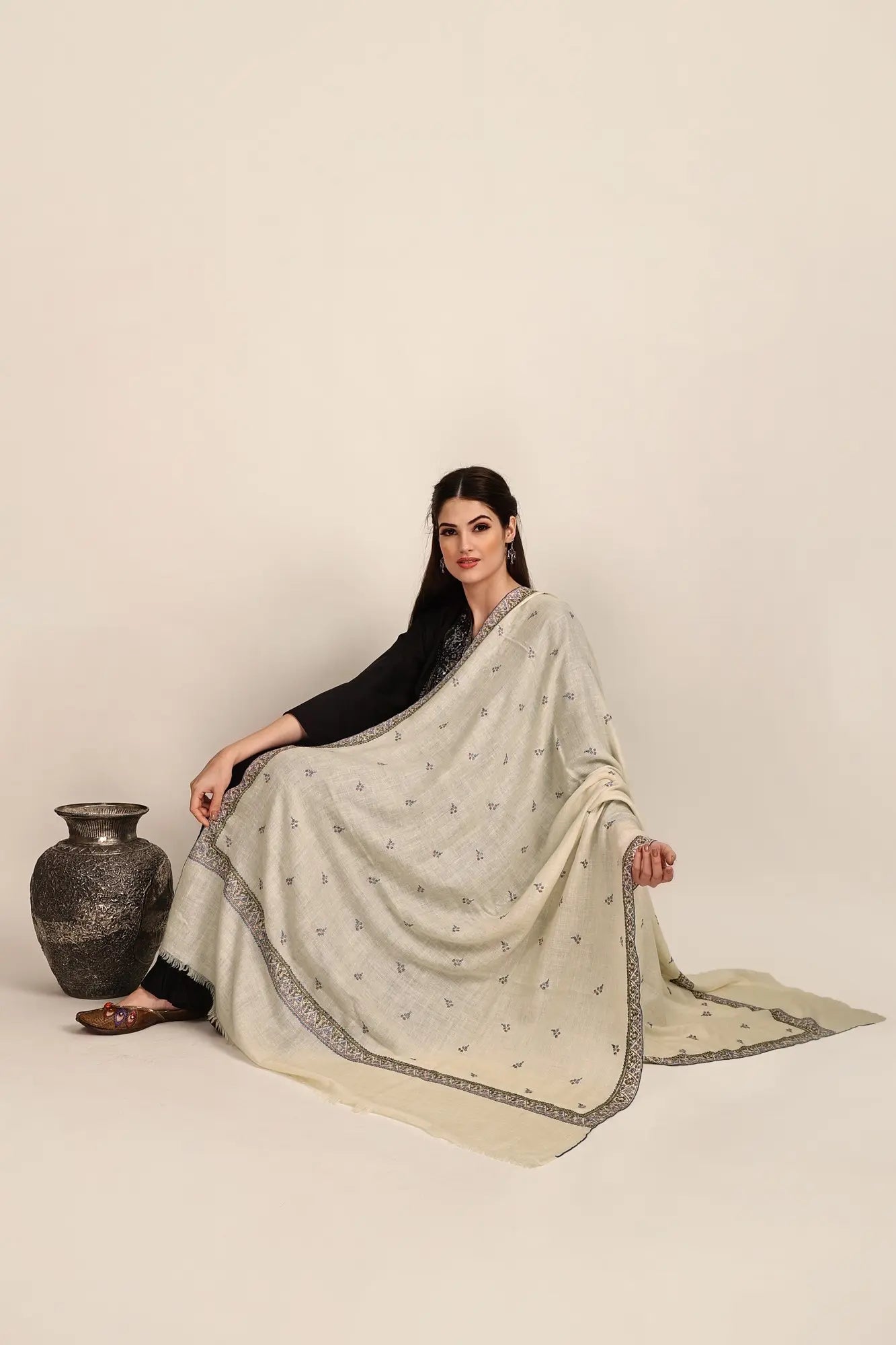 Pure-Cashmere Pashmina Shawl from Kashmir with Sozni-Embroidery by Hand