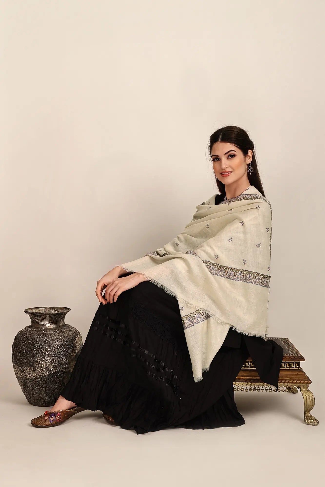 Pure-Cashmere Pashmina Shawl from Kashmir with Sozni-Embroidery by Hand