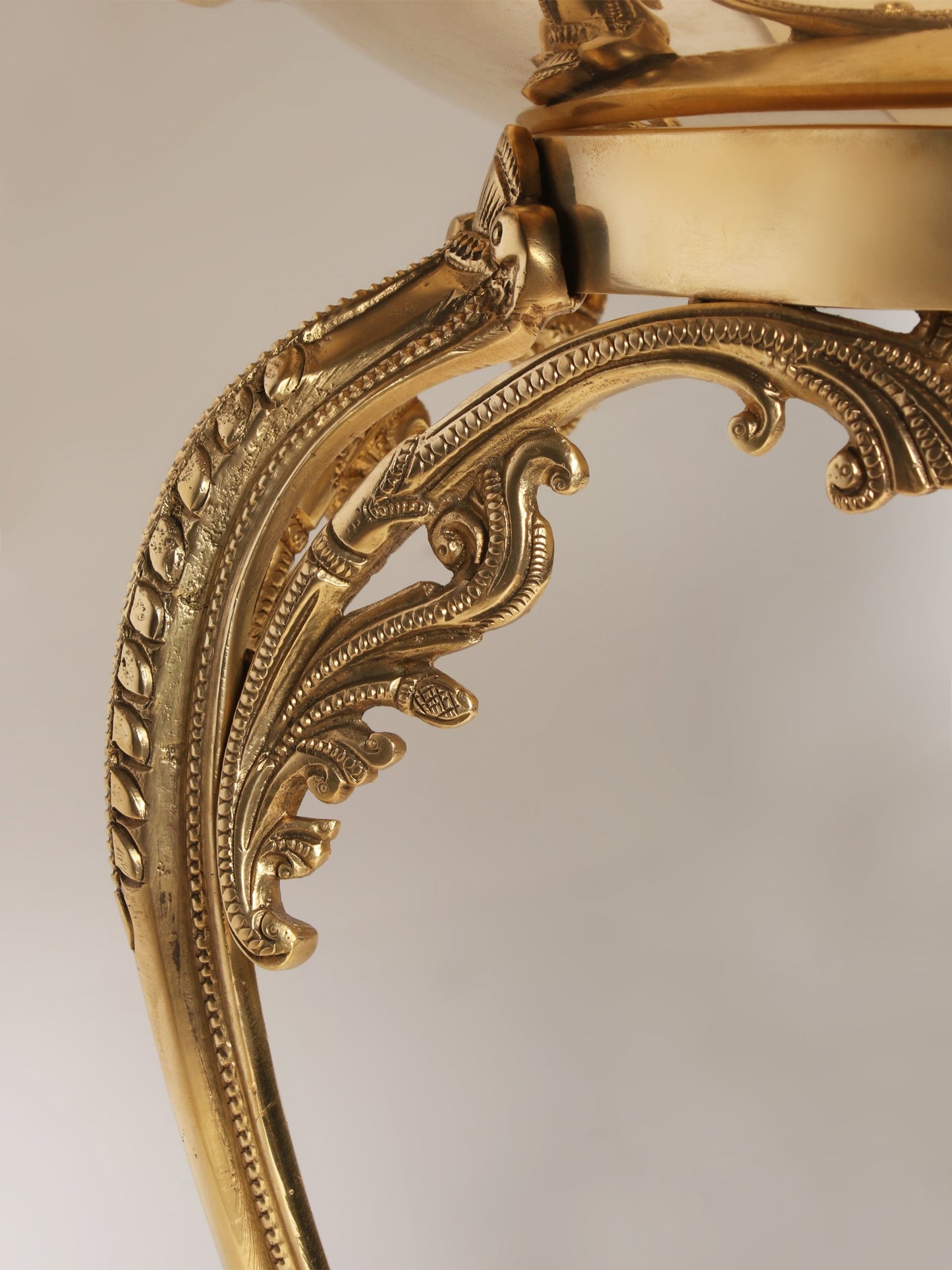 Designer Leaf Pattern Urli On Chowki (Brass)